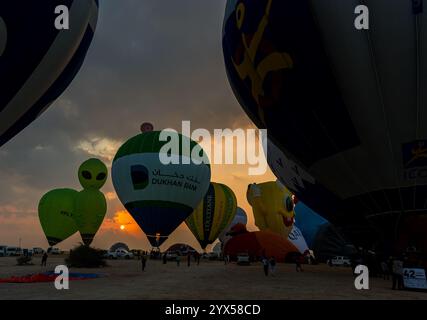 Doha, Qatar. 13 dicembre 2024. La gente guarda le mongolfiere che decollano durante il Qatar Balloon Festival 2024 a Doha, Qatar, il 13 dicembre 2024. La quinta edizione del Qatar Balloon Festival si svolge qui dal 12 al 22 dicembre e più di 50 partecipanti partecipano al festival (foto di Noushad Thekkayil/NurPhoto). Crediti: NurPhoto SRL/Alamy Live News Foto Stock