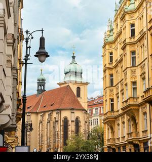 Sinagoga tra gli edifici pittoreschi nel quartiere ebraico della città medievale di Praga, Cechia Foto Stock