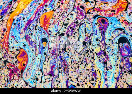 Una vera fotografia ravvicinata dei movimenti della superficie di una bolla di sapone come esperimento scientifico che mostra la rifrazione della luce con forme e forme colorate Foto Stock
