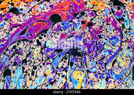 Una vera fotografia ravvicinata dei movimenti della superficie di una bolla di sapone come esperimento scientifico che mostra la rifrazione della luce con forme e forme colorate Foto Stock