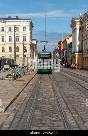 Helsinki Finlandia, 18 luglio 2024: Tram di trasporto pubblico che passa vicino alla cattedrale di Helsinki nel centro di Helsinki, capitale della Finlandia Europa Foto Stock