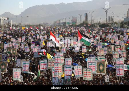 YEMEN USA ISRAEL PROTESTATION/ i sostenitori degli Houthi hanno dei cartelli mentre prendono parte a una protesta anti-USA e anti-Israele a sana a, Yemen, 13 dicembre 2024.IMAGO/ Sanaa Yemen Copyright: XHamzaxAlix Foto Stock