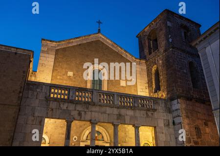 La cattedrale di San Clemente è il principale luogo di culto della città di Teano, in Campania, e sede della diocesi di Teano-Calvi Foto Stock