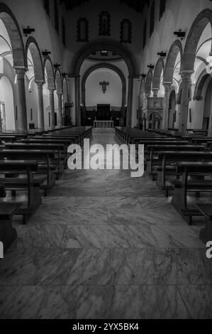 La cattedrale di San Clemente è il principale luogo di culto della città di Teano, in Campania, e sede della diocesi di Teano-Calvi Foto Stock