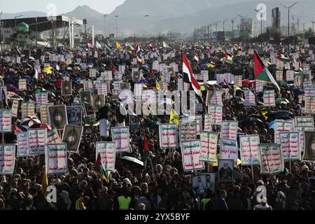 YEMEN USA ISRAEL PROTESTATION/ i sostenitori degli Houthi hanno dei cartelli mentre prendono parte a una protesta anti-USA e anti-Israele a sana a, Yemen, 13 dicembre 2024.IMAGO/ Sanaa Yemen Copyright: XHamzaxAlix Foto Stock