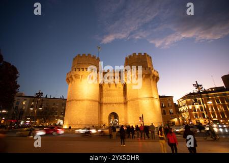 Valencia Spagna, 13 dicembre, Una Stella di Betlemme di fronte alle Torres de Serranos a Valencia, che segna l'inaugurazione dell'arredamento natalizio della città Foto Stock