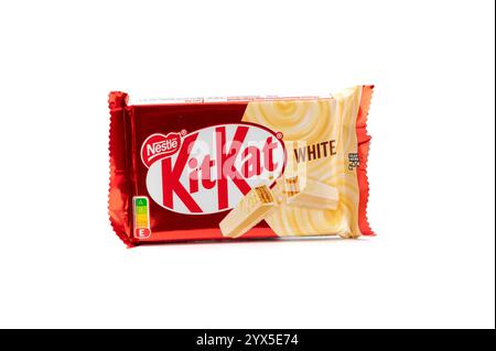 Nova Bana, Slovacchia - 12 dicembre 2024: Confezione di wafer con barretta ricoperta di cioccolato Kit Kat o KitKat isolata su sfondo bianco. Foto Stock