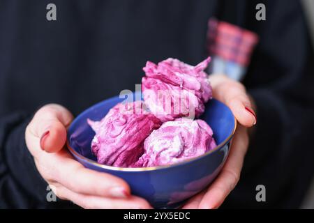 zephyr fatto in casa. Marshmallow fatti in casa. Una donna mette uno zephyr pronto all'uso Foto Stock