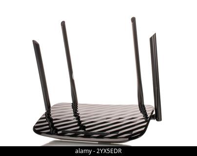 Un router per la distribuzione di Wi-Fi, macro, isolato su sfondo bianco. Foto Stock