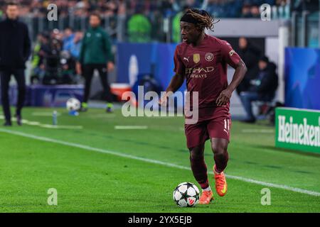 Torino, Italia. 11 dicembre 2024. Jeremy Doku del Manchester City FC visto in azione durante la fase di UEFA Champions League 2024/25 - Matchday6 partita di calcio tra Juventus FC e Manchester City FC all'Allianz Stadium credito: Independent Photo Agency/Alamy Live News Foto Stock