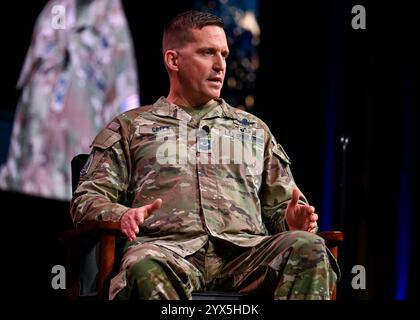 Orlando, Stati Uniti d'America. 11 dicembre 2024. U. Jeff Grela, capo della Space Force Chief Master Sgt., capo arruolato del comando centrale delle forze spaziali, prende parte ad una discussione durante la Space Force Association 2024 Spacepower Conference all'Hilton Orlando, 11 dicembre 2024 a Orlando, Florida. Crediti: Eric Dietrich/USSF/Alamy Live News Foto Stock