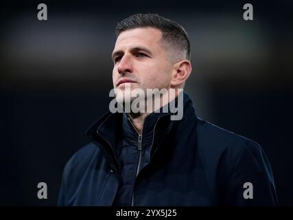 Il manager del Portsmouth John Mousinho arriva prima della partita del campionato Sky Bet al Pride Park Stadium di Derby. Data foto: Venerdì 13 dicembre 2024. Foto Stock