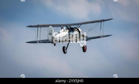 1938 Gloster Gladiator, in volo al Best of British Air Show tenutosi a Shuttleworth il 12 maggio 2024. Foto Stock