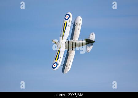 1938 Gloster Gladiator, in volo al Best of British Air Show tenutosi a Shuttleworth il 12 maggio 2024. Foto Stock