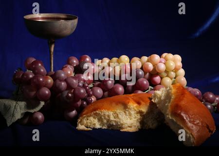 Natura morta che mostra uva, vino calice e pane. Foto Stock