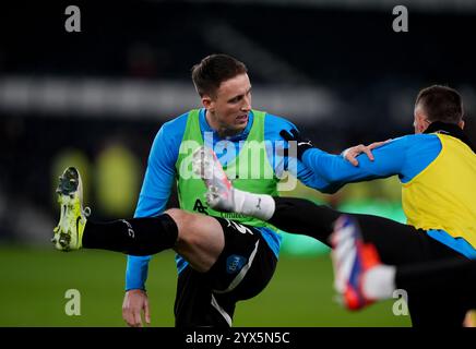 Craig Forsyth del Derby County si scalda prima della partita del campionato Sky Bet al Pride Park Stadium di Derby. Data foto: Venerdì 13 dicembre 2024. Foto Stock