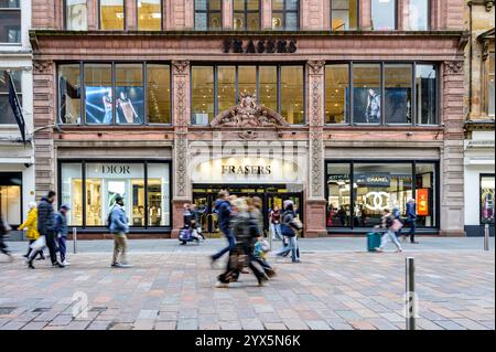 I clienti che hanno perso il movimento passano davanti all'ingresso del grande magazzino House of Frasers, Buchanan Street, Glasgow, Scozia, Regno Unito, Europa Foto Stock