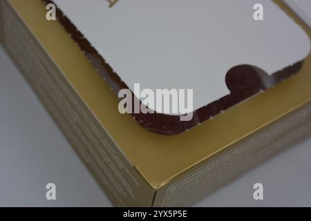 Caramelle finlandesi originali in gelatina sotto forma di palline rotonde ricoperte di zucchero bianco. Le caramelle gommose gialle, arancioni, ciliegine rosse sono in confezioni bianche. Foto Stock