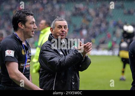 9 aprile 2006: I London Wasps, direttore del rugby Ian McGeechan e Tom Voyce, festeggiano dopo la finale della Powergen Cup a Twickenham. Le vespe hanno battuto Llanelli Scarlets 26 - 10. Foto: Steve Bardens/Actionplus. 060409 giocatori sei vincitori festeggiano i festeggiamenti allenatore Foto Stock