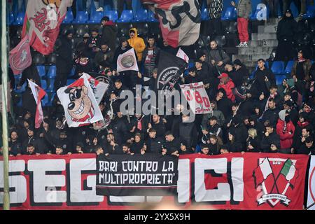 Pisa, Italia. 13 dicembre 2024. Tifosi Bari durante AC Pisa vs SSC Bari, partita italiana di serie B a Pisa, Italia, 13 dicembre 2024 crediti: Agenzia fotografica indipendente/Alamy Live News Foto Stock