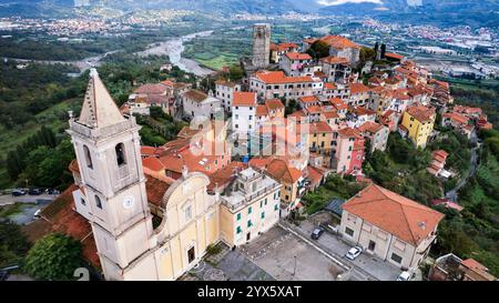 Italia, Vezzano Ligure - uno dei borghi più belli della Liguria, la provincia di la Spezia. Vista aerea ad angolo alto . Splendida vista della città in cima alla collina Foto Stock
