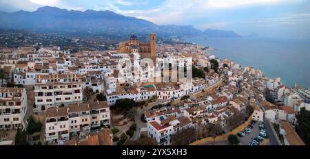 Splendida città costiera di Altea, nella famosa costa della Spagna Costa Blanca. Drone aereo con vista panoramica ad alto angolo e cattedrale panoramica, provincia di Valencia Foto Stock