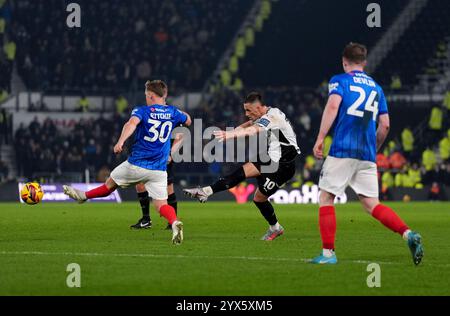 Jerry Yates del Derby County ha un colpo in porta durante la partita del campionato Sky Bet al Pride Park Stadium di Derby. Data foto: Venerdì 13 dicembre 2024. Foto Stock