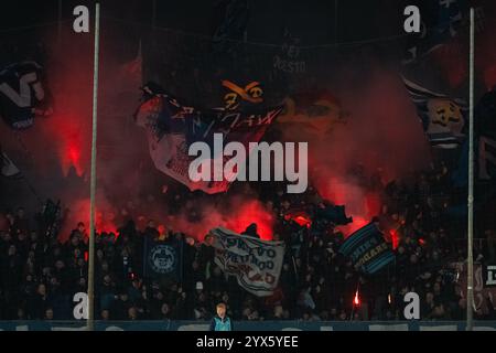 Pisa, Italia. 13 dicembre 2024. Tifosi dell'AC Pisa durante la partita italiana di serie B tra AC Pisa e SSC Bari in Arena Garibaldi Stadio di Pisa 13 dicembre 2024 durante AC Pisa vs SSC Bari, partita italiana di serie B a Pisa, Italia, 13 dicembre 2024 Credit: Independent Photo Agency/Alamy Live News Foto Stock