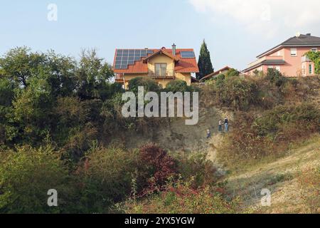 Casa di nuova costruzione in pendenza Foto Stock