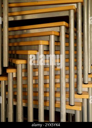 Tavoli impilabili in una sala sportiva, perfetti per esami ed eventi. Salvaspazio, flessibile e facile da installare e riporre. Foto Stock