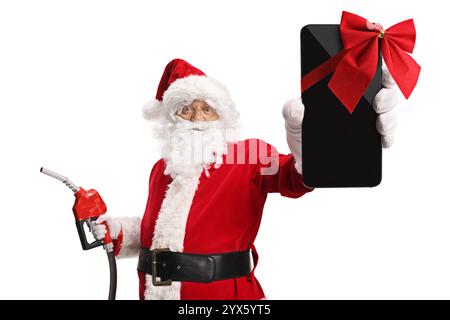Babbo Natale con un distributore di carburante e uno smartphone con fiocco rosso isolato su sfondo bianco Foto Stock