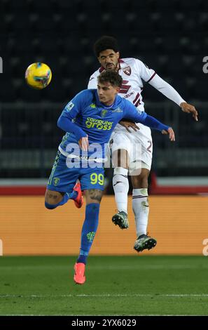 Empoli, Italia. 13 dicembre 2024. Brian Bayeye del Torino combatte per il pallone con Sebastiano Esposito di Empoli durante la partita italiana di serie A tra Empoli e Torino allo stadio Castellani, Italia settentrionale, venerdì 13, 2024 - Sport - calcio - (foto Michele Nucci credito: LaPresse/Alamy Live News Foto Stock