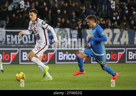 Empoli, Italia. 13 dicembre 2024. Marcus Pedersen del Torino combatte per il pallone con Sebastiano Esposito di Empoli durante la partita italiana di serie A tra Empoli e Torino allo stadio Castellani, Italia settentrionale, venerdì 13, 2024 - Sport - calcio - (foto Michele Nucci credito: LaPresse/Alamy Live News Foto Stock