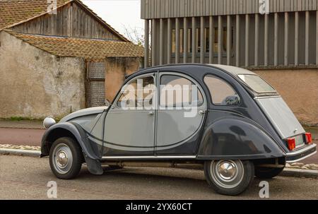 Alsazia, Francia - 19 ottobre 2024 - una vecchia Citroen 2CV francese bicolore nera e grigia parcheggiata a lato della strada Foto Stock