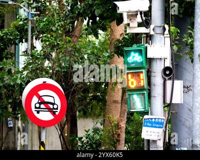 Segnali per pedoni e segnali stradali a Taiwan Foto Stock