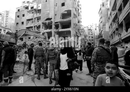 Beirut, Libano. 13 dicembre 2024. Un residente del devastato quartiere di basta passa accanto ai soldati libanesi che si sono assicurati l'area colpita da incursioni aeree durante i due mesi di guerra totale tra Israele e militanti di Hezbollah mentre gli abitanti della zona alzavano la voce chiedendo al governo un risarcimento per decine di edifici devastati e di trovare ripari per le famiglie che hanno perso le loro case. (Credit Image: © Marwan Naamani/ZUMA Press Wire) SOLO PER USO EDITORIALE! Non per USO commerciale! Foto Stock