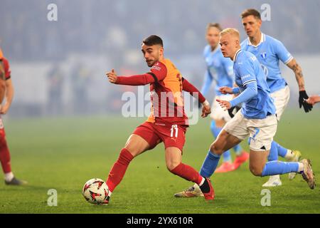 Malmo, Svezia. 12 dicembre 2024. Yunus Akgun (11) di Galatasaray e otto Rosengren (7) di Malmo FF visto durante la partita UEFA Europa League tra Malmo FF e Galatasaray all'Eleda Stadion di Malmoe. Foto Stock