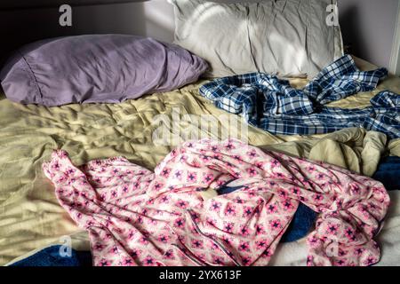 Un letto murphy non fatto in un appartamento di New York City, USA 2024 Foto Stock