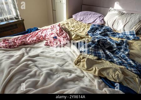 Un letto murphy non fatto in un appartamento di New York City, USA 2024 Foto Stock