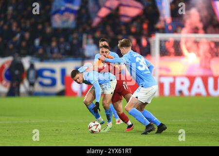 Malmo, Svezia. 12 dicembre 2024. Busanello (25) di Malmo FF e Yunus Akgun (11) di Galatasaray visto durante la partita UEFA Europa League tra Malmo FF e Galatasaray all'Eleda Stadion di Malmoe. Foto Stock