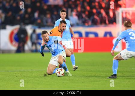 Malmo, Svezia. 12 dicembre 2024. Busanello (25) di Malmo FF e Yunus Akgun (11) di Galatasaray visto durante la partita UEFA Europa League tra Malmo FF e Galatasaray all'Eleda Stadion di Malmoe. Foto Stock