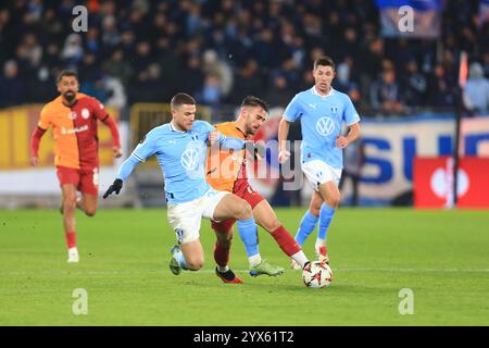 Malmo, Svezia. 12 dicembre 2024. Busanello (25) di Malmo FF e Yunus Akgun (11) di Galatasaray visto durante la partita UEFA Europa League tra Malmo FF e Galatasaray all'Eleda Stadion di Malmoe. Foto Stock