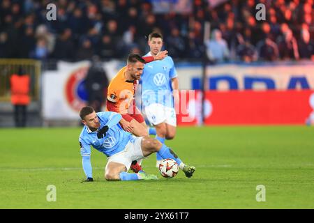 Malmo, Svezia. 12 dicembre 2024. Busanello (25) di Malmo FF e Yunus Akgun (11) di Galatasaray visto durante la partita UEFA Europa League tra Malmo FF e Galatasaray all'Eleda Stadion di Malmoe. Foto Stock