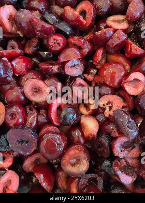 Primo piano di ciliegie succose appena snocciolate Foto Stock