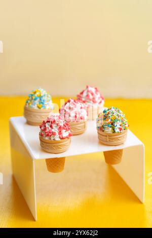 Cinque tazze di gelato con gli spruzzi su un supporto Foto Stock