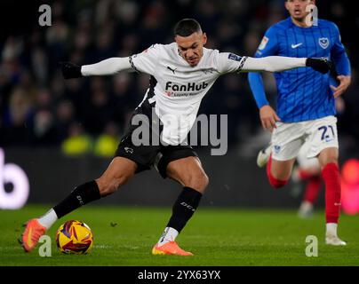 Kayden Jackson del Derby County ha un colpo in porta durante la partita del campionato Sky Bet al Pride Park Stadium di Derby. Data foto: Venerdì 13 dicembre 2024. Foto Stock