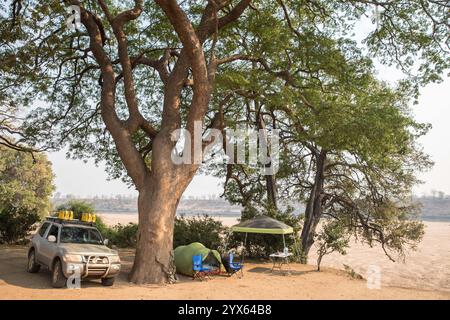 Accampamento autonomo allestito presso Fishan's Camp, un remoto campo selvaggio nel Parco Nazionale di Gonarezhou, provincia di Masvingo, Zimbabwe. Foto Stock