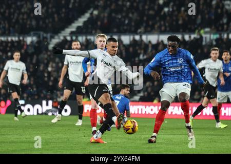 Kayden Jackson della contea di Derby spara in porta durante la partita del campionato Sky Bet Derby County vs Portsmouth al Pride Park Stadium, Derby, Regno Unito, 13 dicembre 2024 (foto di Alfie Cosgrove/News Images) Foto Stock