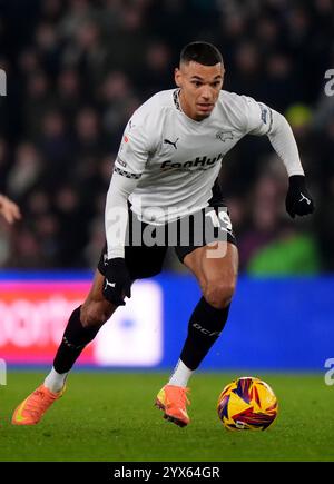 Kayden Jackson della contea di Derby durante la partita del campionato Sky Bet al Pride Park Stadium di Derby. Data foto: Venerdì 13 dicembre 2024. Foto Stock