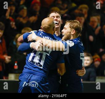 13 dicembre 2024; Salford Community Stadium, Salford, Lancashire, Inghilterra; Investec Champions Cup Rugby, sale Sharks Versus Racing 92; Tom Roebuck di sale Sharks si congratula con i suoi compagni di squadra Tom o'Flaherty e Gus Warr dopo aver segnato la seconda meta al 33° minuto segnando il punteggio di 12-0 Foto Stock